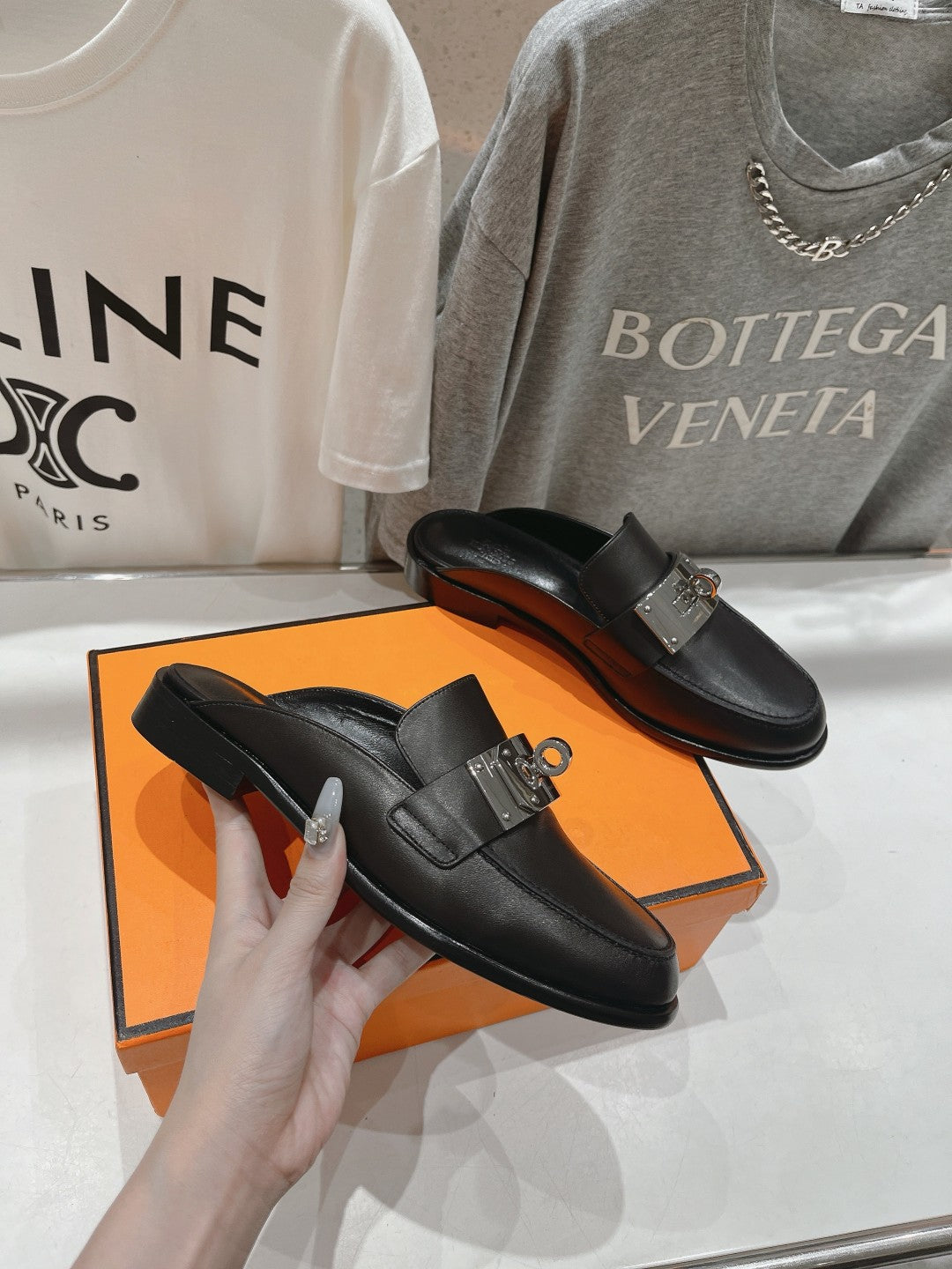 IOTA MULE BLACK CALFSKIN - 35