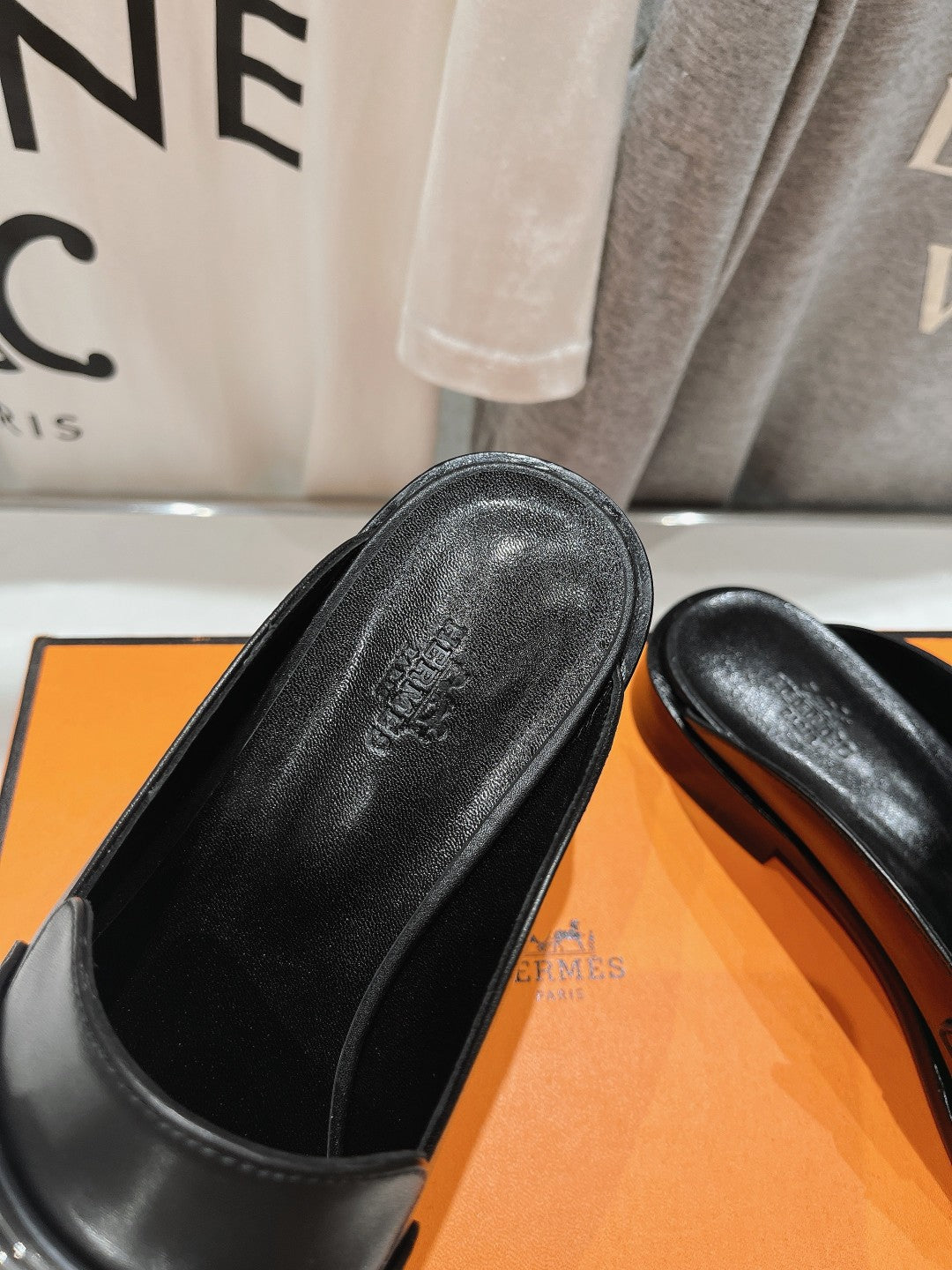 IOTA MULE BLACK CALFSKIN - 35