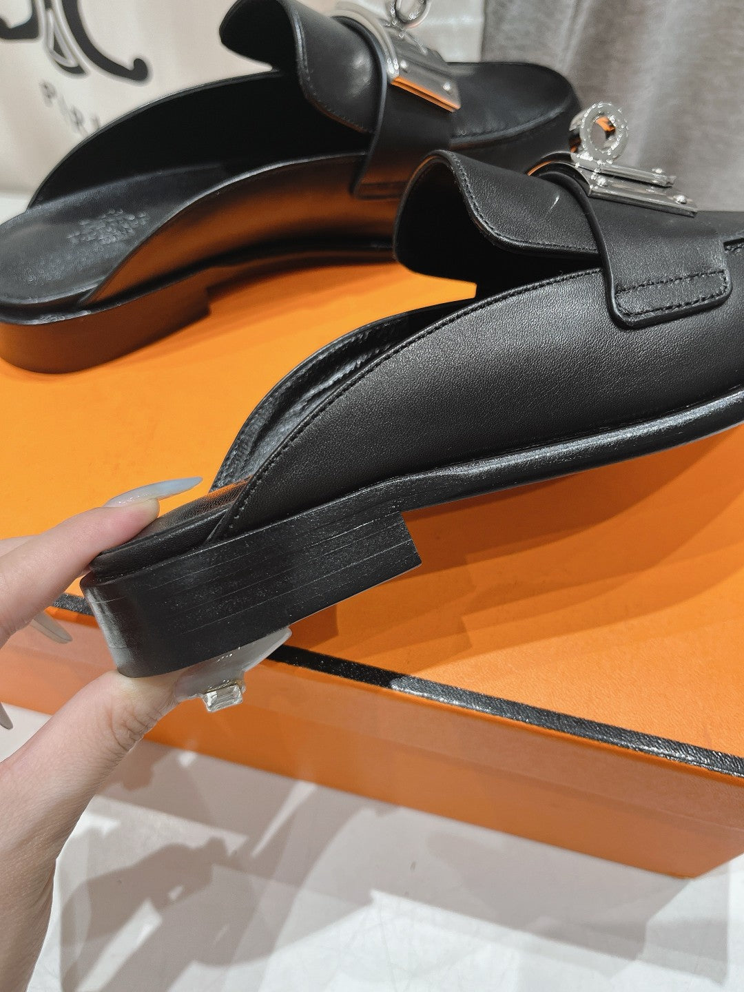 IOTA MULE BLACK CALFSKIN - 35