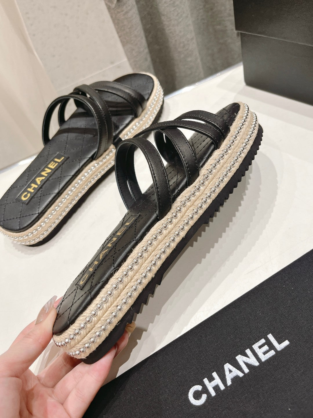 SLIPPERS CROSS STRAPS IN BLACK LAMBSKIN - 35