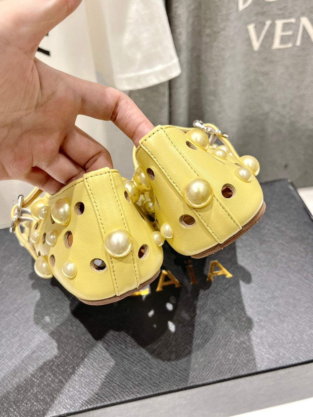 ALAIA PEARL MARY JANE SHOES IN YELLOW CORN LAMBSKIN - 35