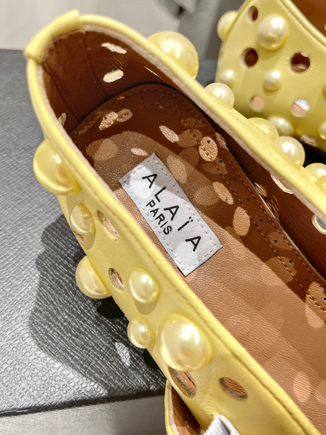 ALAIA PEARL MARY JANE SHOES IN YELLOW CORN LAMBSKIN - 35