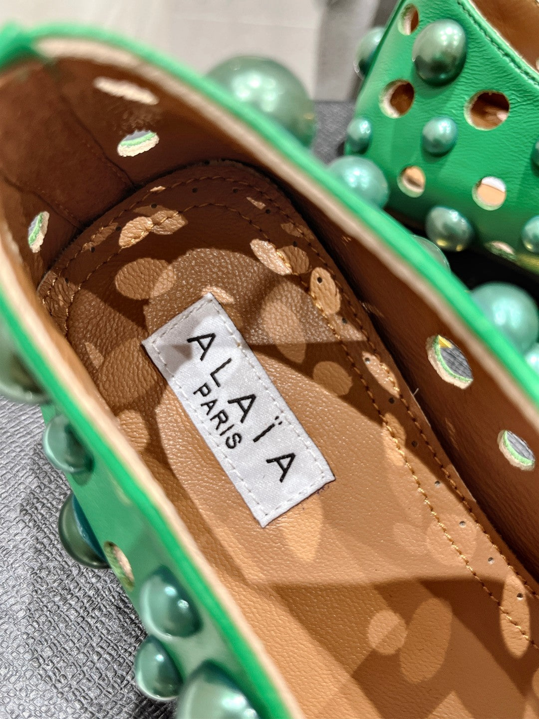 ALAIA PEARL MARY JANE SHOES IN EMERALD GREEN LAMBSKIN - 35