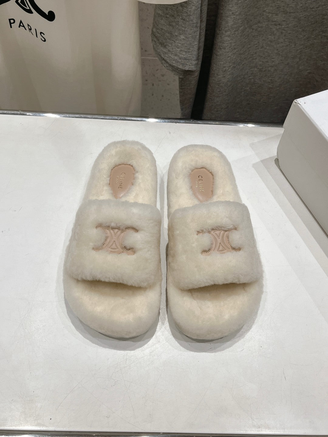 THICK-SOLED SLIPPER IN WHITE LAMB FUR - 35