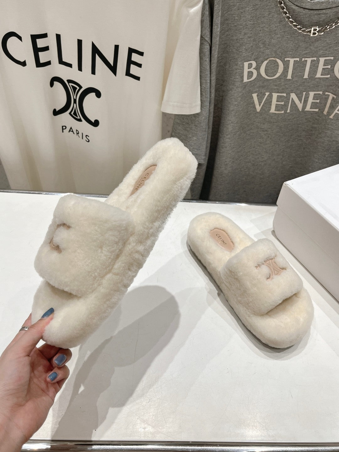 THICK-SOLED SLIPPER IN WHITE LAMB FUR - 35