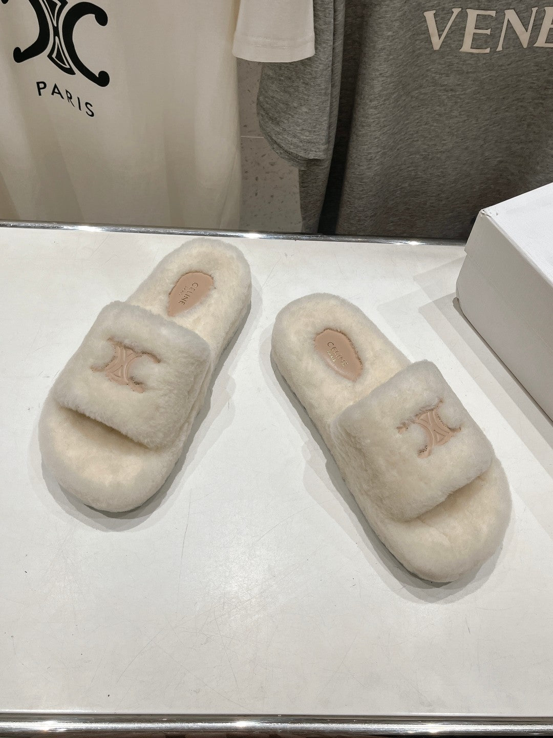 THICK-SOLED SLIPPER IN WHITE LAMB FUR - 35