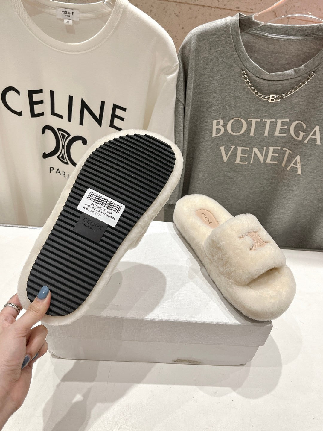 THICK-SOLED SLIPPER IN WHITE LAMB FUR - 35