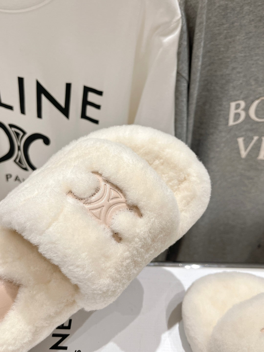 THICK-SOLED SLIPPER IN WHITE LAMB FUR - 35