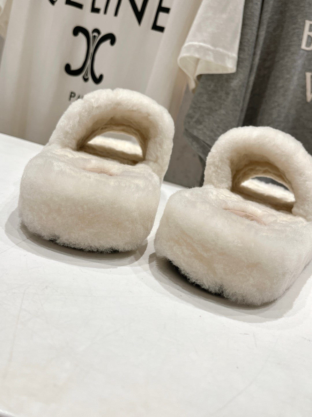 THICK-SOLED SLIPPER IN WHITE LAMB FUR - 35