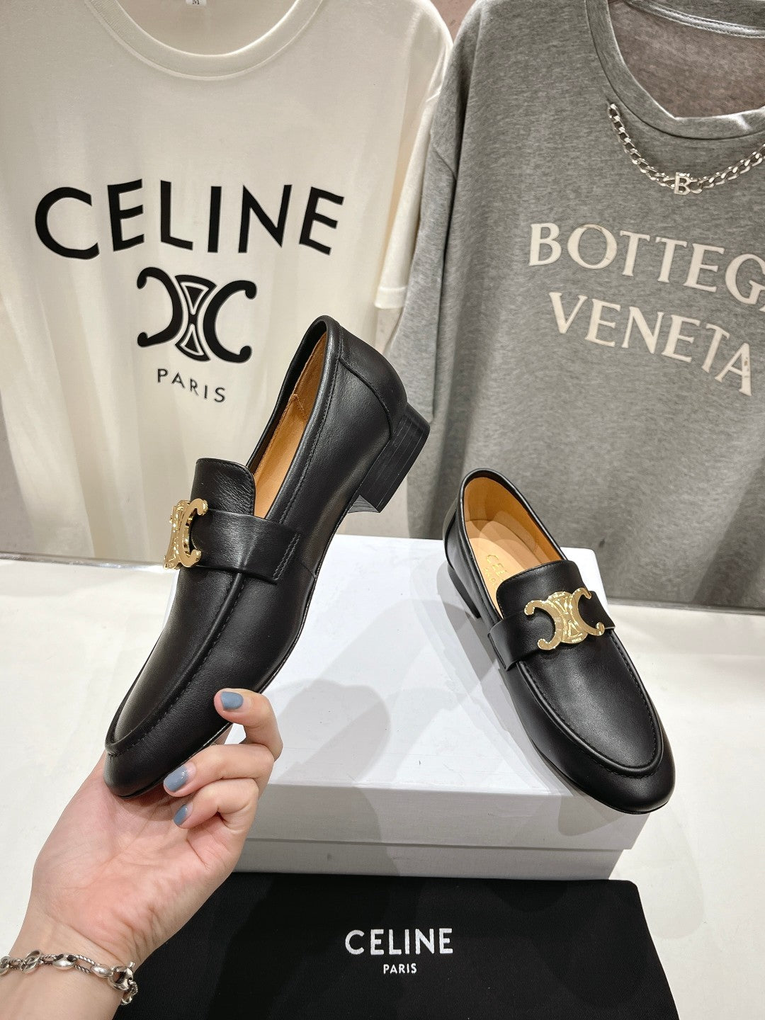 TRIOMPHE LOAFER IN BLACK SMOOTH CALFSKIN GOLD HARDWARE - 35