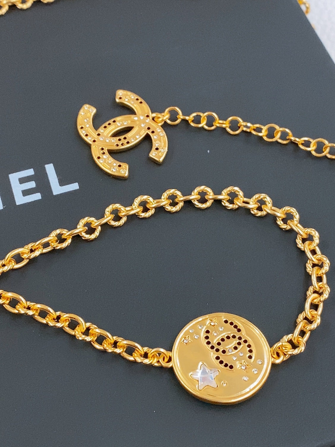 TWISTED CHAIN BELT WITH RHINESTONES AND LOGO PLATE IN GOLD TONE - 30