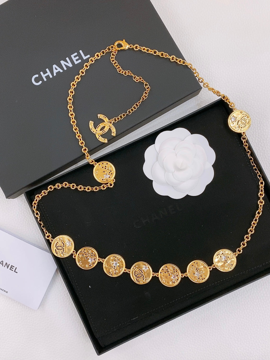 TWISTED CHAIN BELT WITH RHINESTONES AND LOGO PLATE IN GOLD TONE - 30