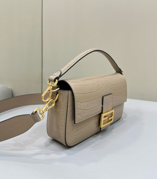 СУМКА FENDI BAGUETTE 27 З ТЕЛЯЧОЇ ШКІРИ ПІСОЧНО-БЕЖЕВОГО КОЛЬОРУ З ФУРНІТУРОЮ ЗІ ЗОЛОТА