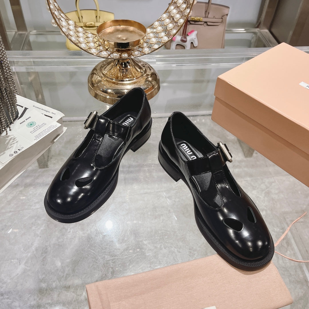 SANDAL BLACK COWHIDE WITH STYLIZED T-STRING - 35