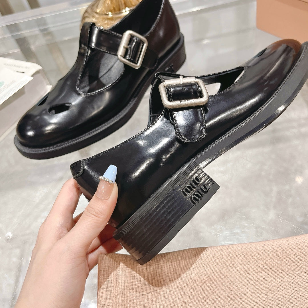 SANDAL BLACK COWHIDE WITH STYLIZED T-STRING - 35
