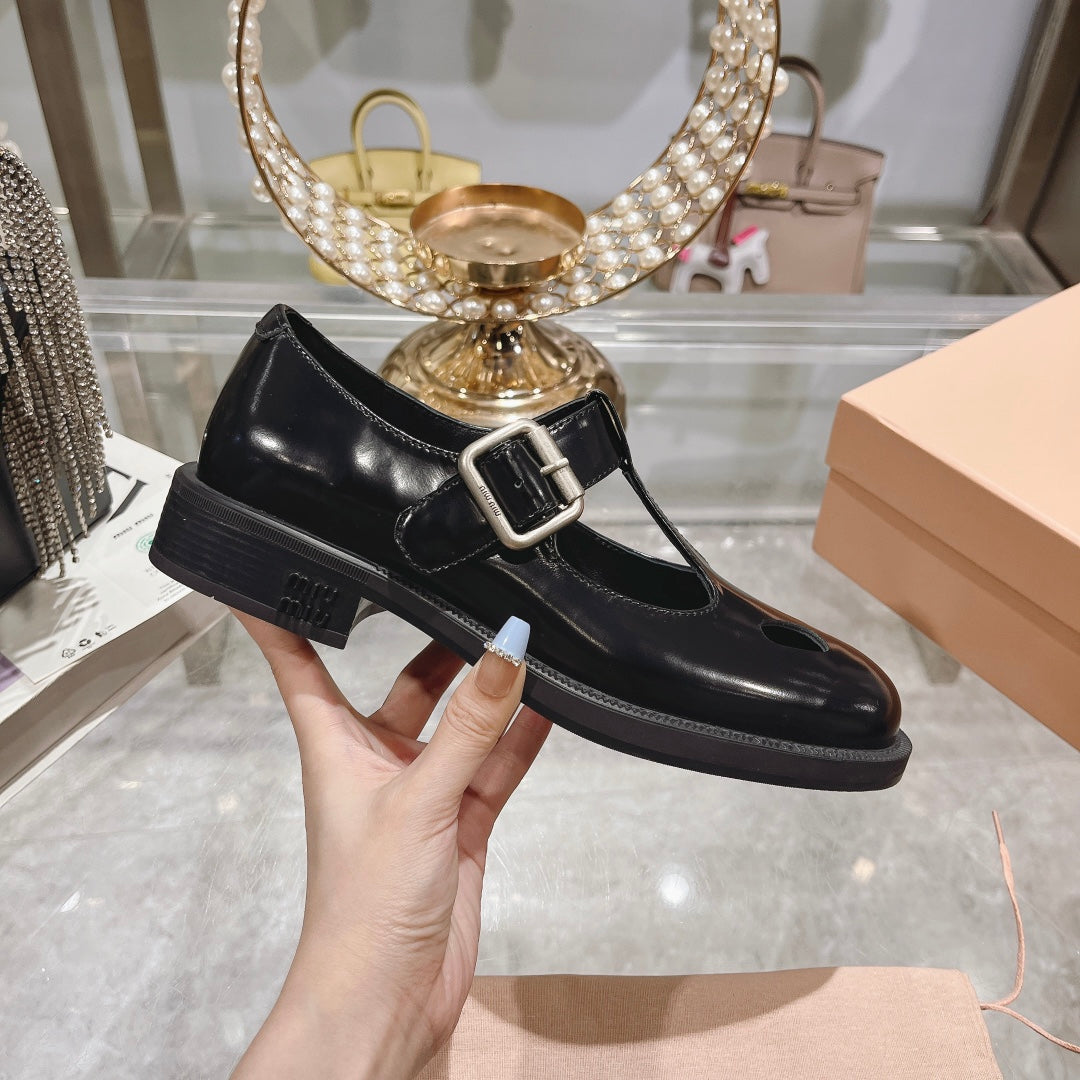 SANDAL BLACK COWHIDE WITH STYLIZED T-STRING - 35
