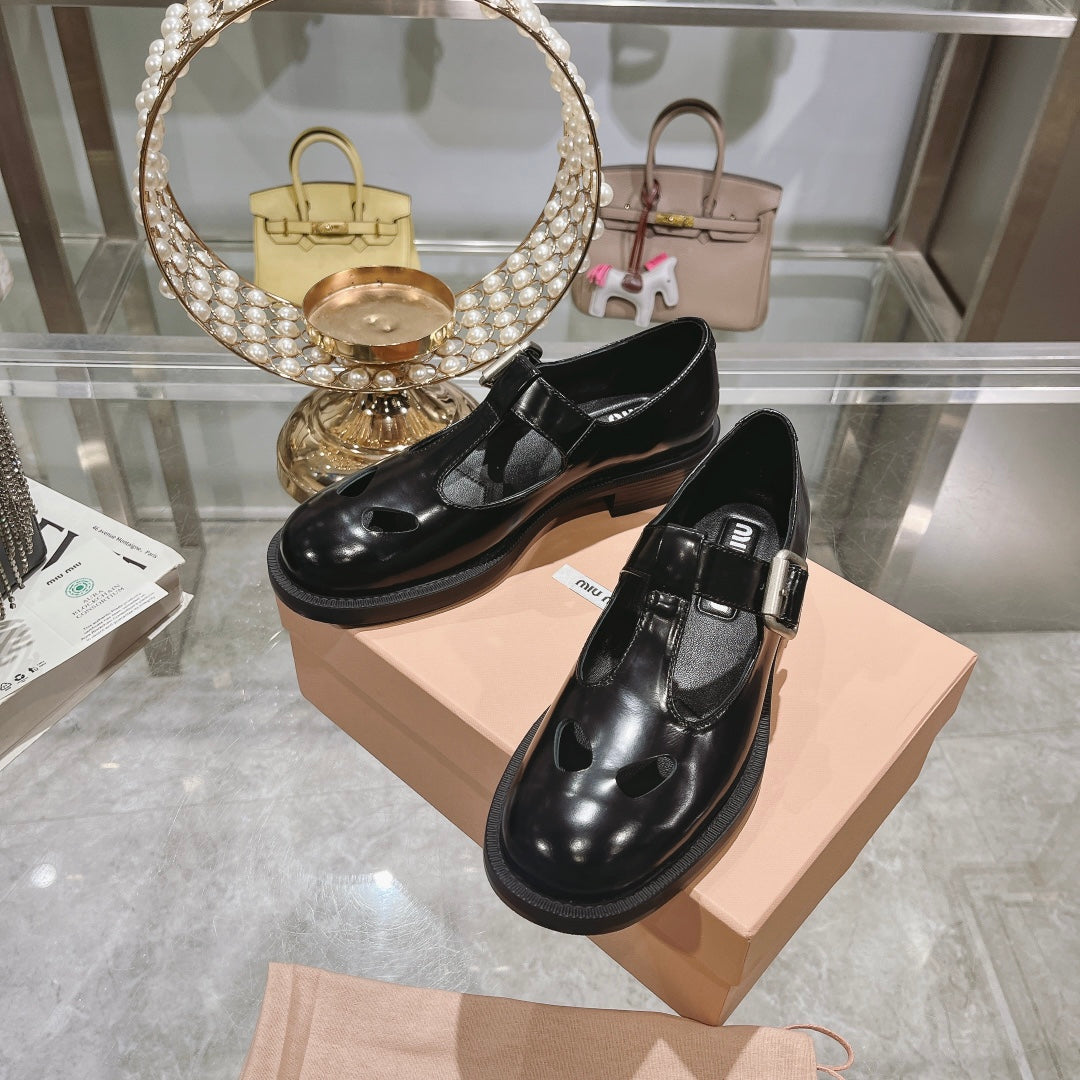 SANDAL BLACK COWHIDE WITH STYLIZED T-STRING - 35