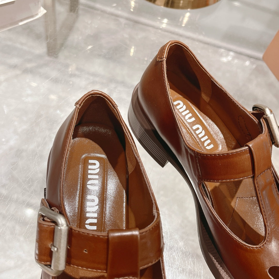 SANDAL CHESTNUT COLOR COWHIDE WITH STYLIZED T-STRING - 35