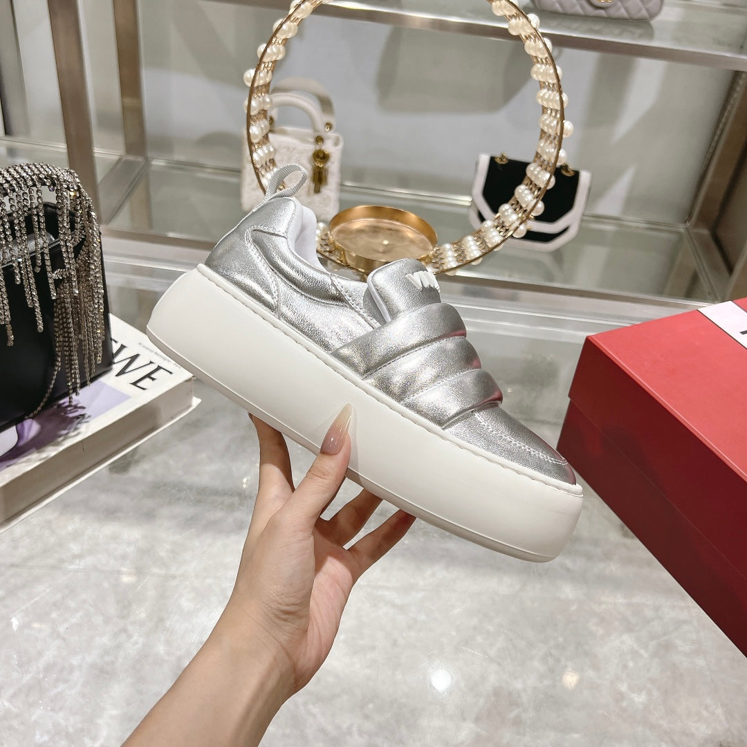 PUFFY LEATHER LOW TOP SNEAKERS IN SILVER PATENT LAMBSKIN - 35