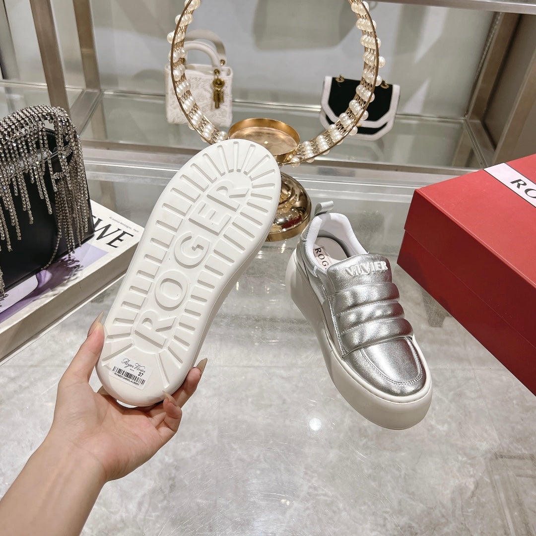 PUFFY LEATHER LOW TOP SNEAKERS IN SILVER PATENT LAMBSKIN - 35