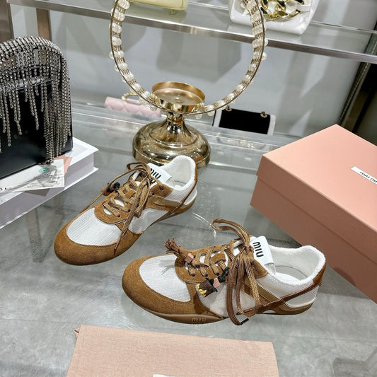 КРОСІВКИ MIUMIU 26S НА ШНУРІВЦІ З КОРИЧНЕВОЇ ЗАМШІ З ДЕТАЛЛЮ У ВИГЛЯДІ БІЛОГО ТЕКСТИЛЬНОГО ШАРМУ