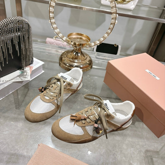 КРОСІВКИ MIUMIU 26S НА ШНУРІВЦІ З БЕЖЕВОЇ ЗАМШІ ТА БІЛОГО ТЕКСТИЛЮ З ДЕКОРАТИВНИМ ЕЛЕМЕНТОМ