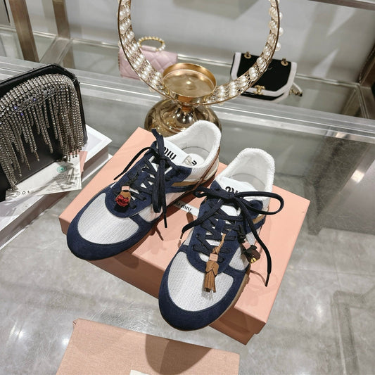 КРОСІВКИ MIUMIU 26S НА ШНУРІВЦІ З ТЕМНО-СИНЬОЇ ЗАМШІ З ДЕТАЛЛЮ-ПІДВІСКОЮ З БІЛОЇ ТКАНИНИ