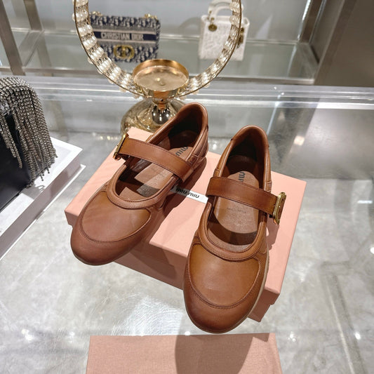 БАЛЕТКИ MIUMIU 26S MARY JANE З ТЕЛЯЧОЇ ШКІРИ КАРАМЕЛЬНО-КОРИЧНЕВОГО КОЛЬОРУ ІЗ ЗОЛОТОЮ ПРЯЖКОЮ