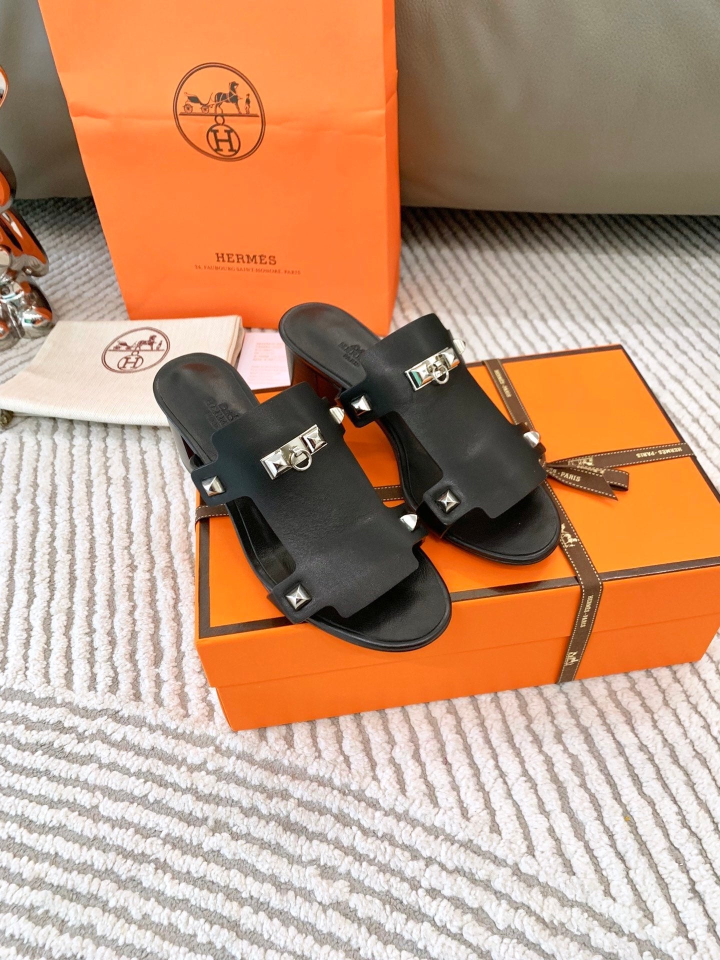 INVINCIBLE 50 SANDAL IN BLACK CALFSKIN - 35