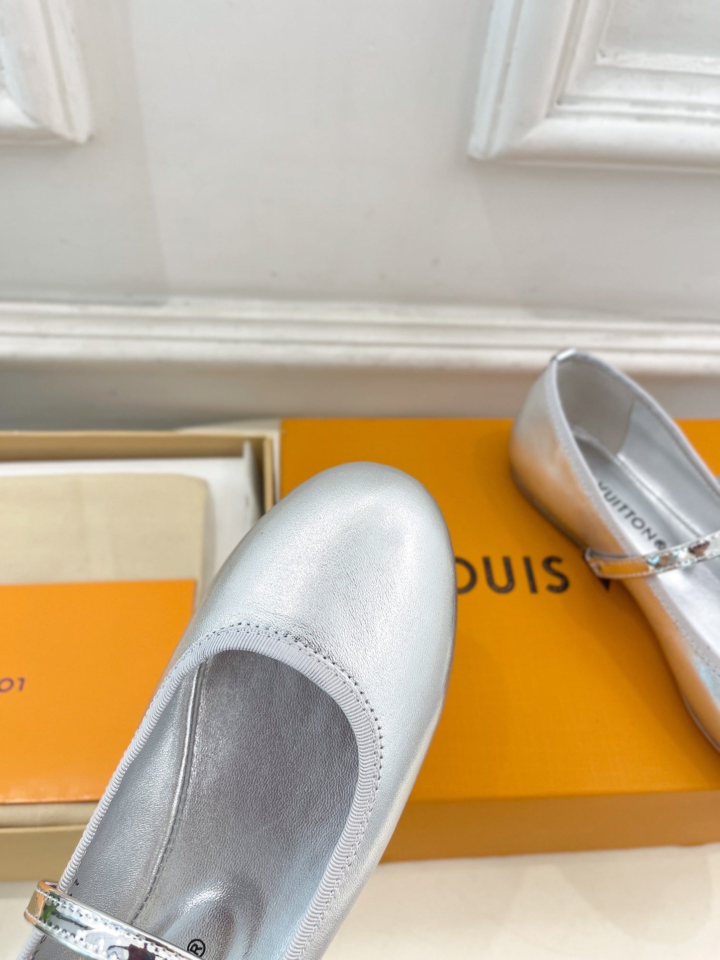 LV WOMEN ROMY FLAT BALLERINA IN SILVER METALLIC LAMBSKIN - 35