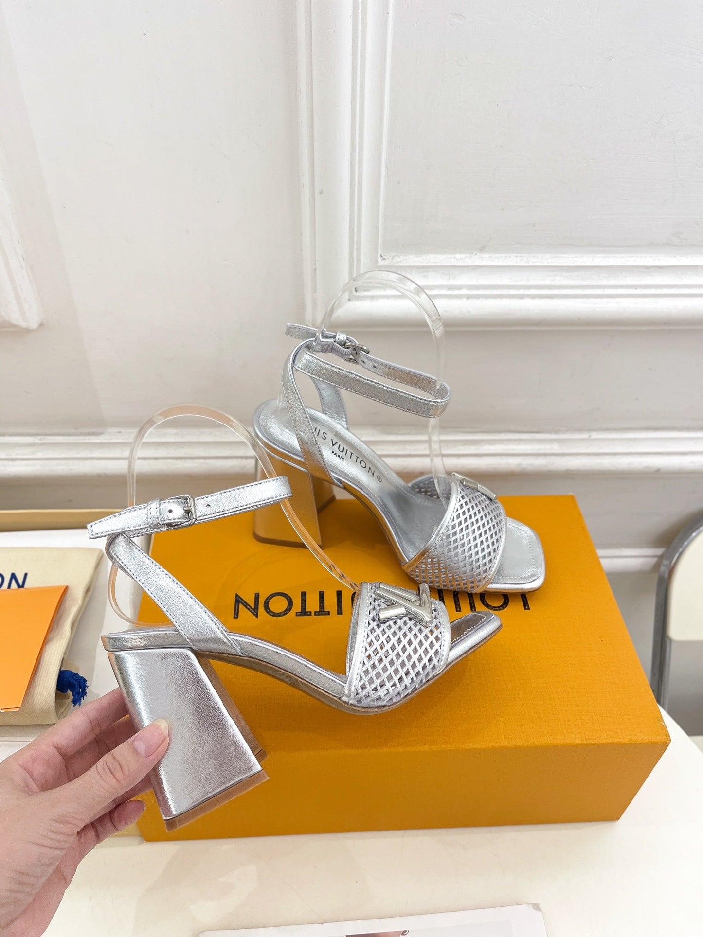 LV WOMEN HIGH SANDAL IN SILVER CALFSKIN - 35