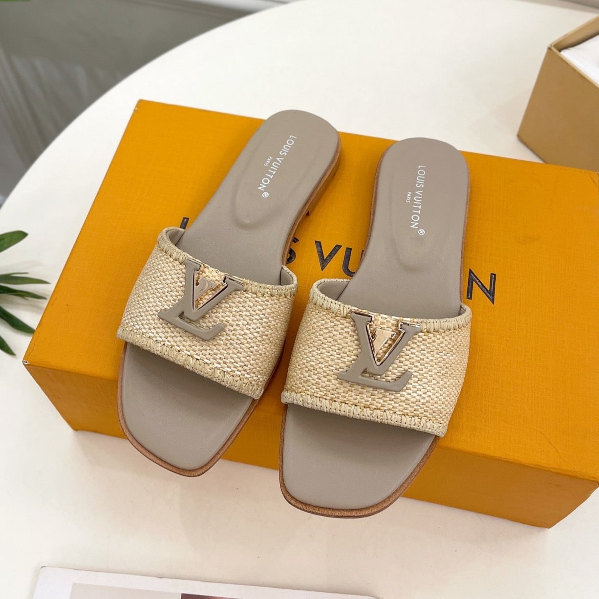 LV WOMEN CAPRI FLAT MULES IN TAN BROWN LEATHER AND RAFFIA - 35