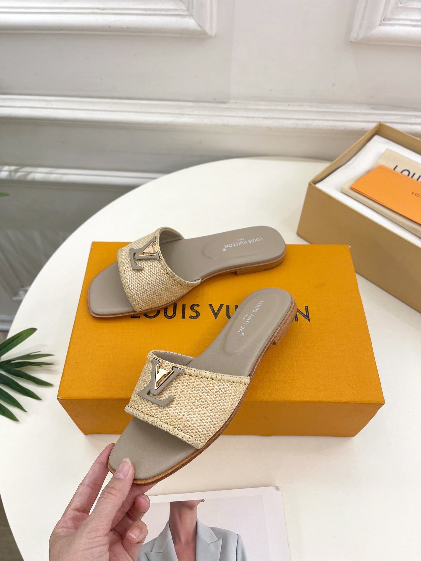LV WOMEN CAPRI FLAT MULES IN TAN BROWN LEATHER AND RAFFIA - 35