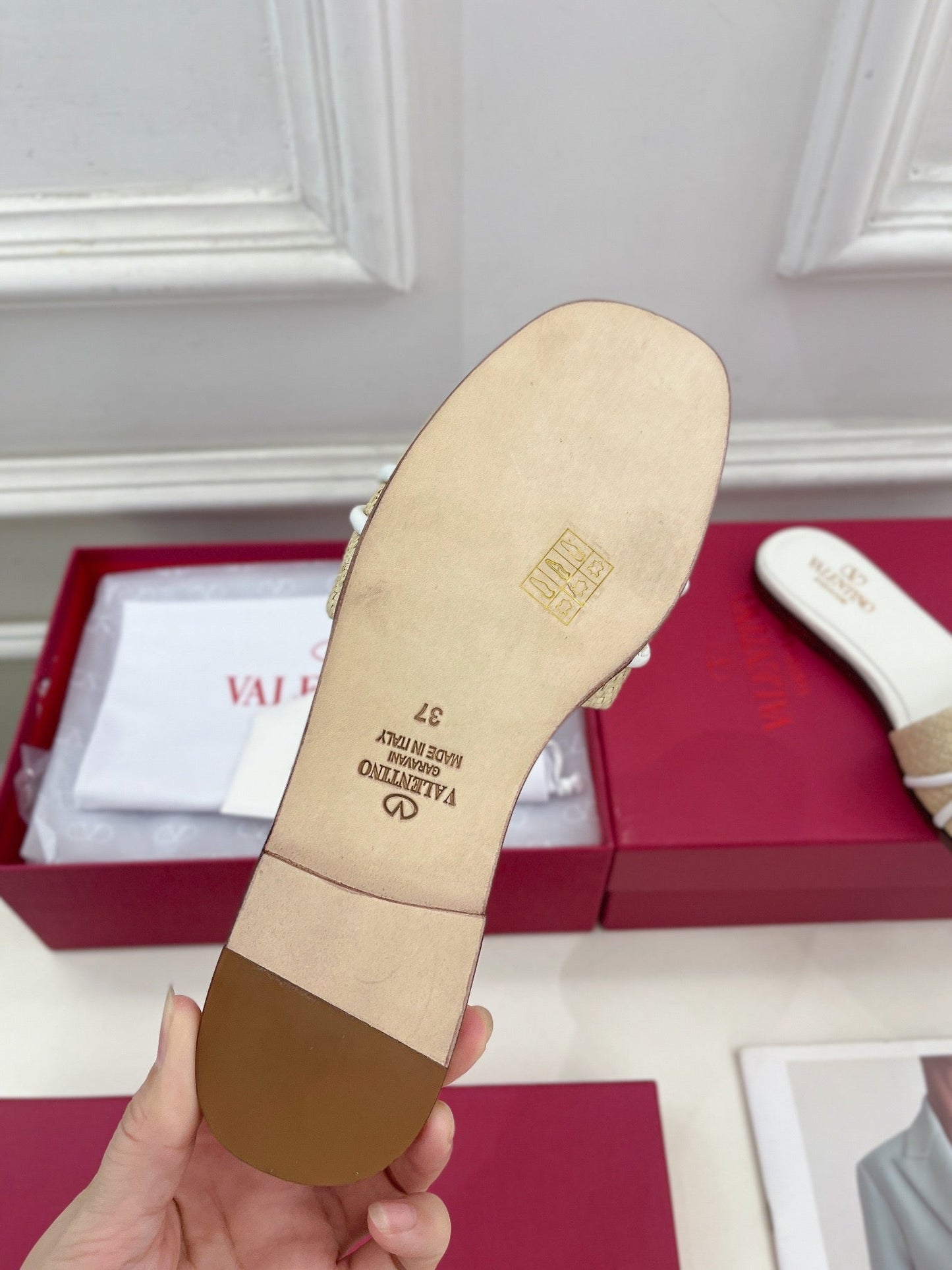 GARAVANI V LOGO SIGNATURE SLIDE IN BEIGE RAFFIA AND WHITE CALFSKIN - 35