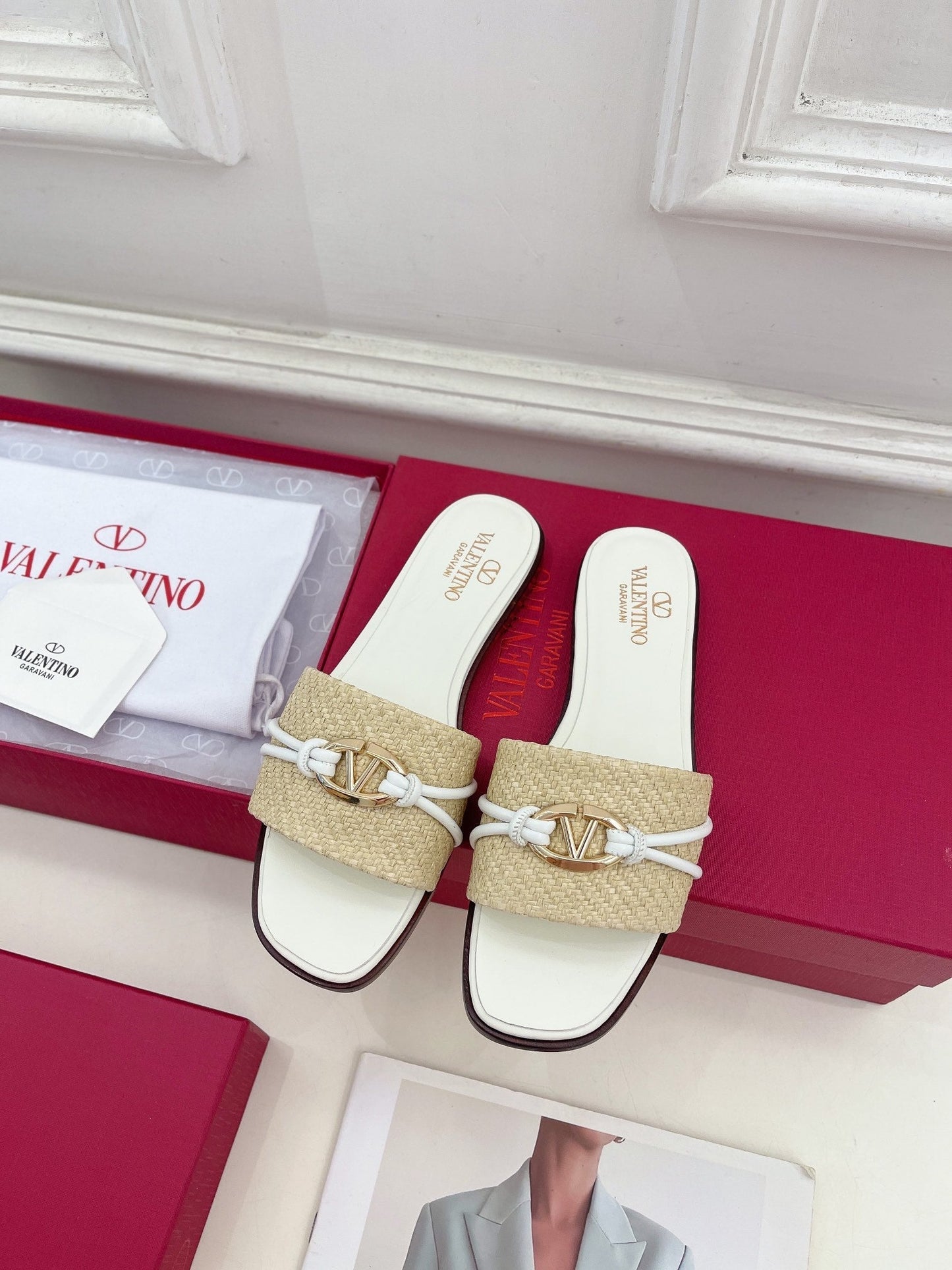GARAVANI V LOGO SIGNATURE SLIDE IN BEIGE RAFFIA AND WHITE CALFSKIN - 35