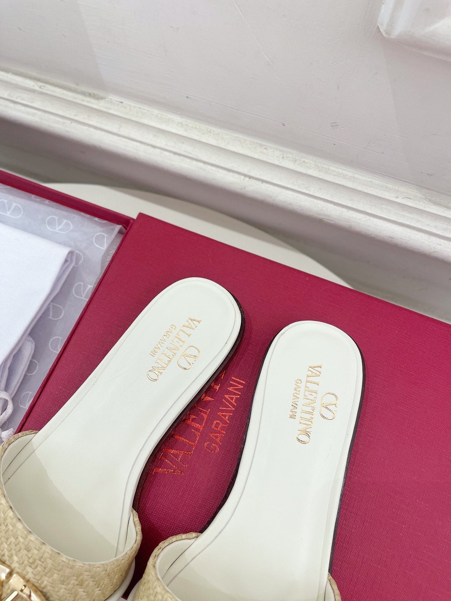GARAVANI V LOGO SIGNATURE SLIDE IN BEIGE RAFFIA AND WHITE CALFSKIN - 35