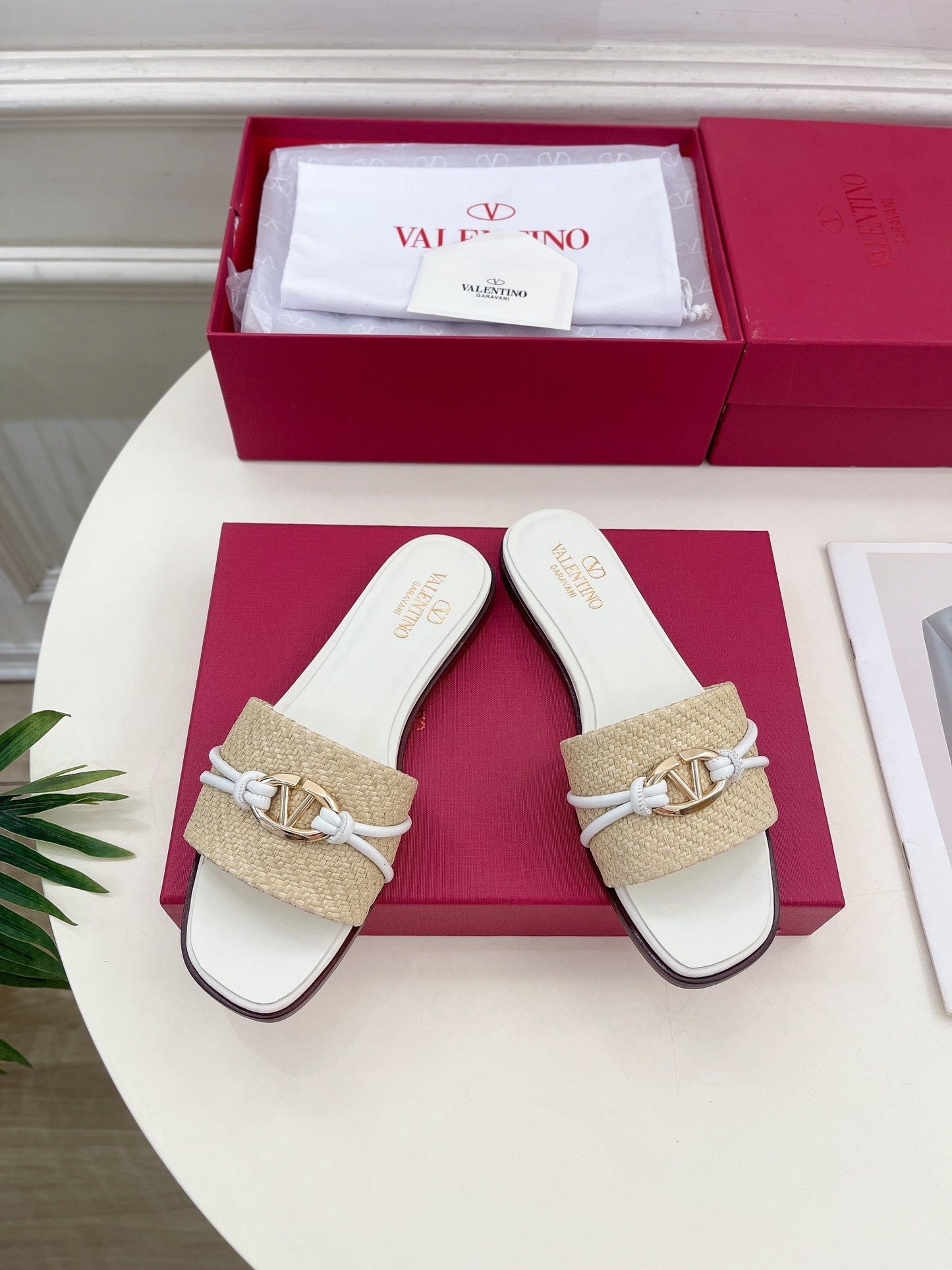 GARAVANI V LOGO SIGNATURE SLIDE IN BEIGE RAFFIA AND WHITE CALFSKIN - 35