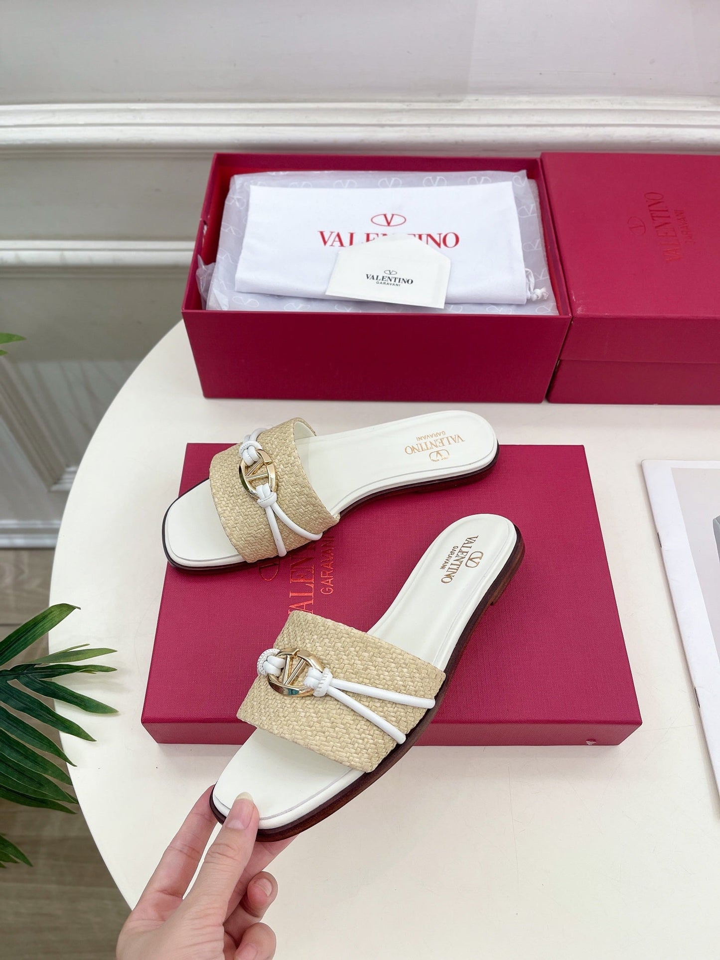 GARAVANI V LOGO SIGNATURE SLIDE IN BEIGE RAFFIA AND WHITE CALFSKIN - 35