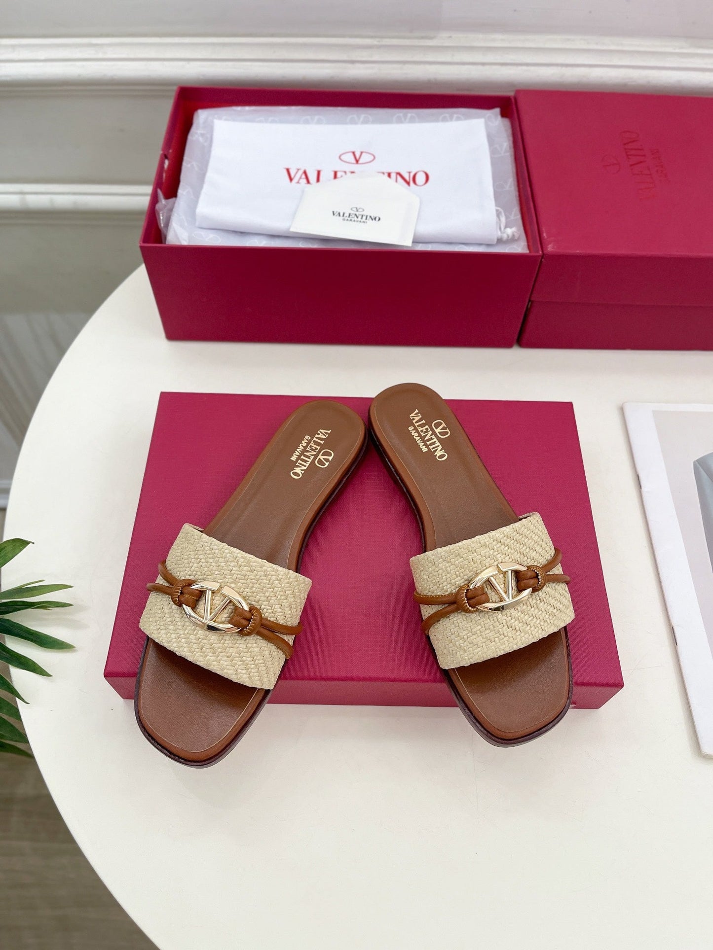 GARAVANI V LOGO SIGNATURE SLIDE IN BEIGE RAFFIA AND BROWN CALFSKIN - 35