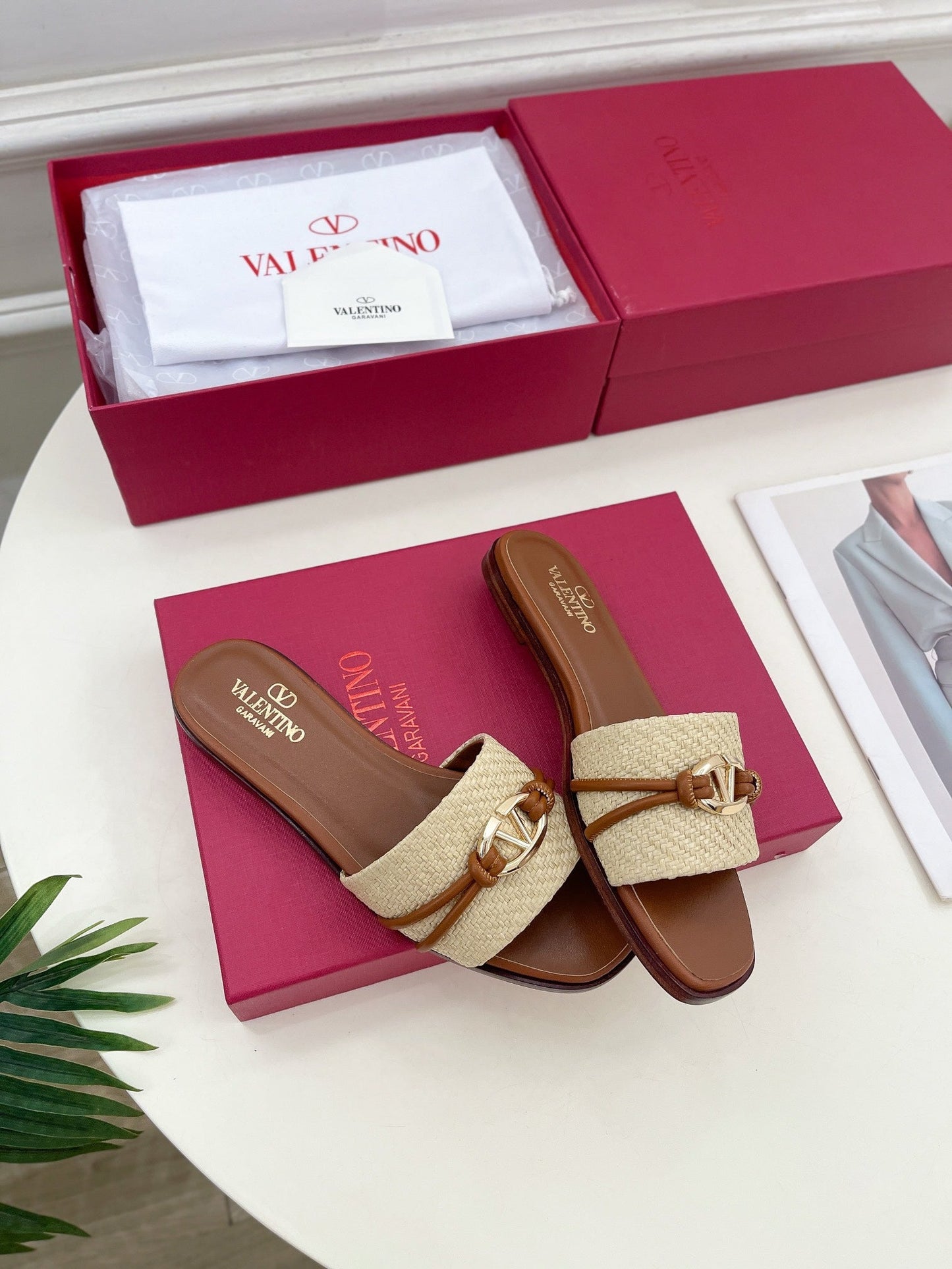 GARAVANI V LOGO SIGNATURE SLIDE IN BEIGE RAFFIA AND BROWN CALFSKIN - 35