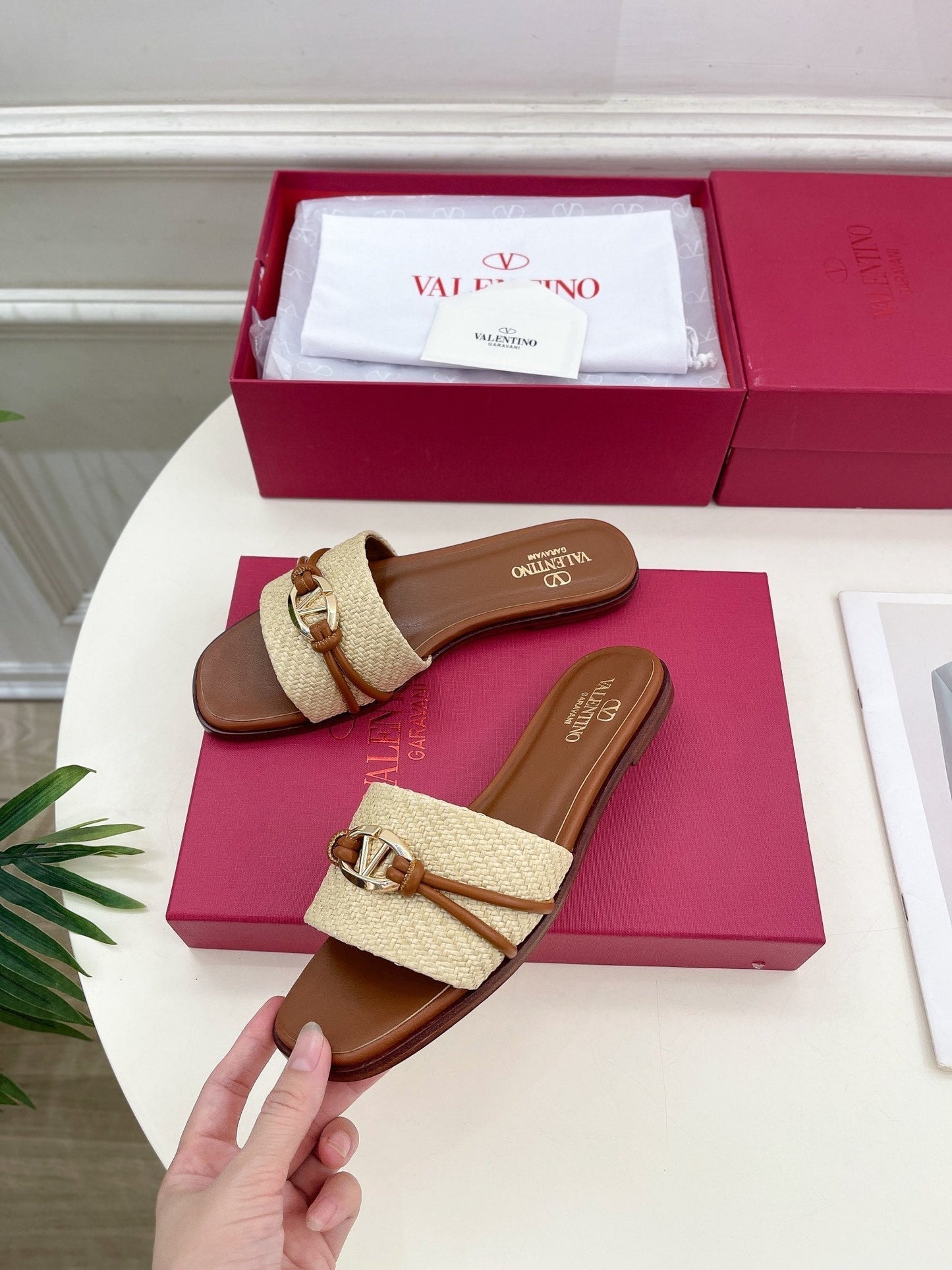 GARAVANI V LOGO SIGNATURE SLIDE IN BEIGE RAFFIA AND BROWN CALFSKIN - 35