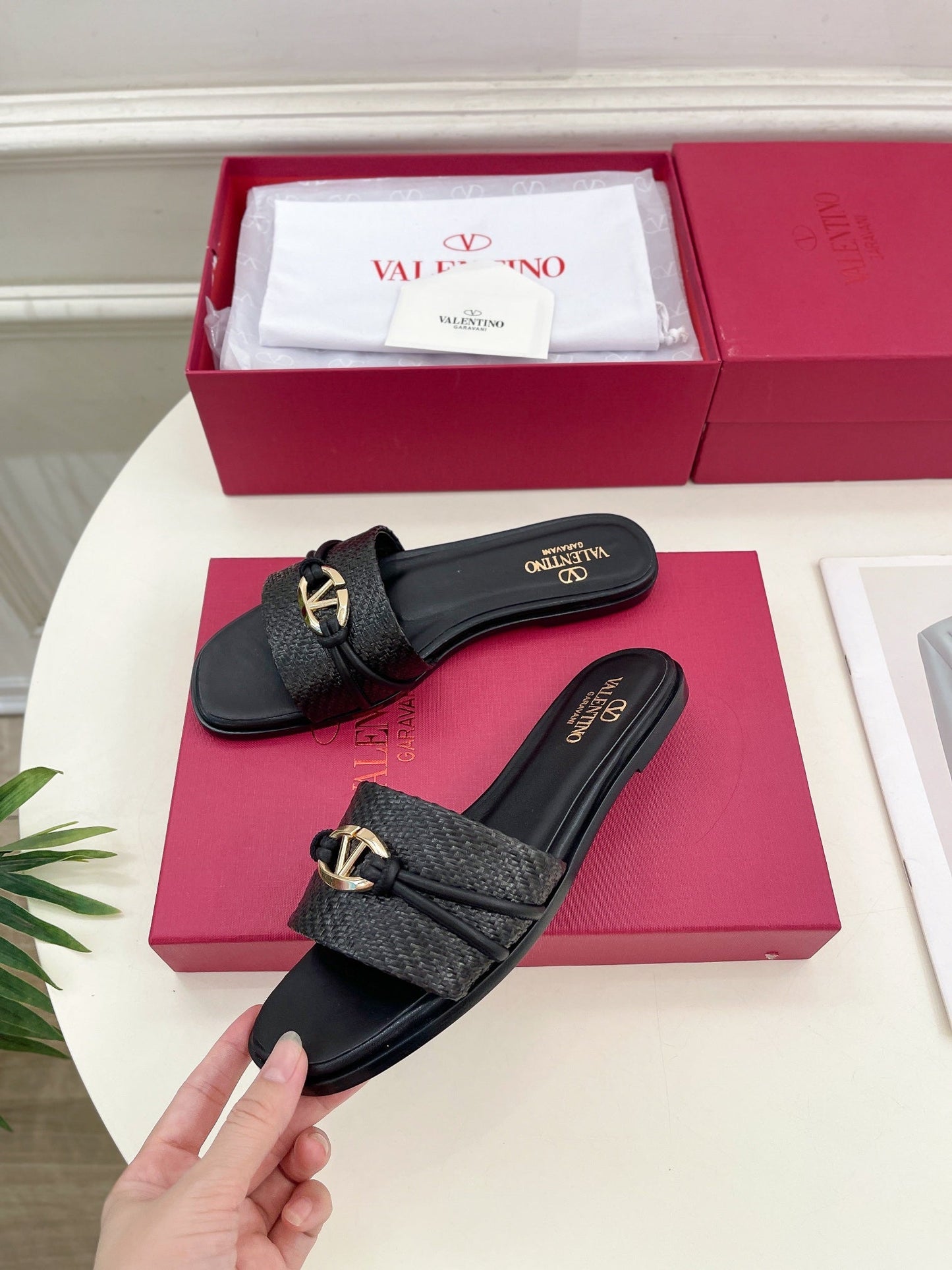 GARAVANI V LOGO SIGNATURE SLIDE IN BLACK RAFFIA AND CALFSKIN - 35