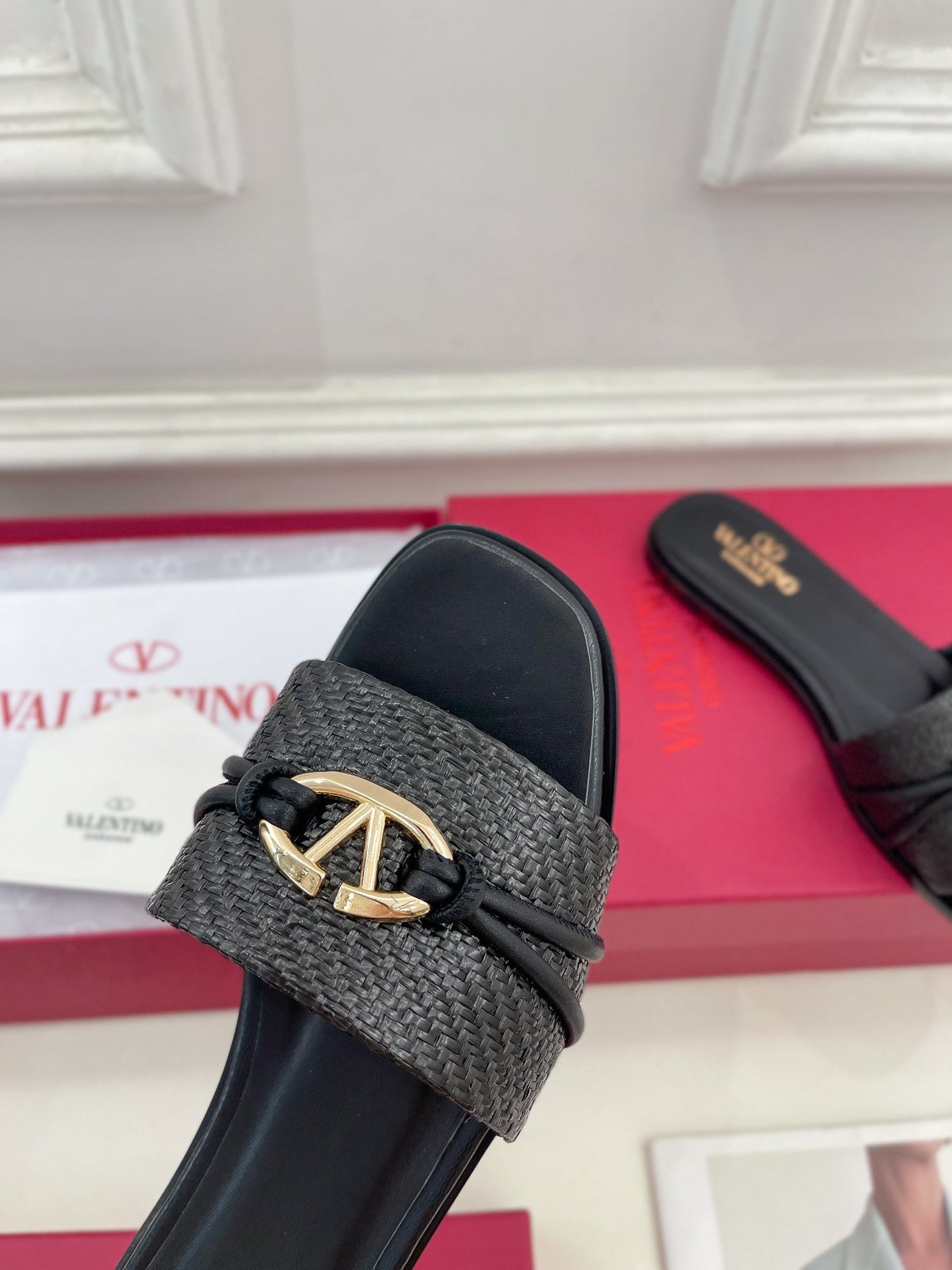 GARAVANI V LOGO SIGNATURE SLIDE IN BLACK RAFFIA AND CALFSKIN - 35