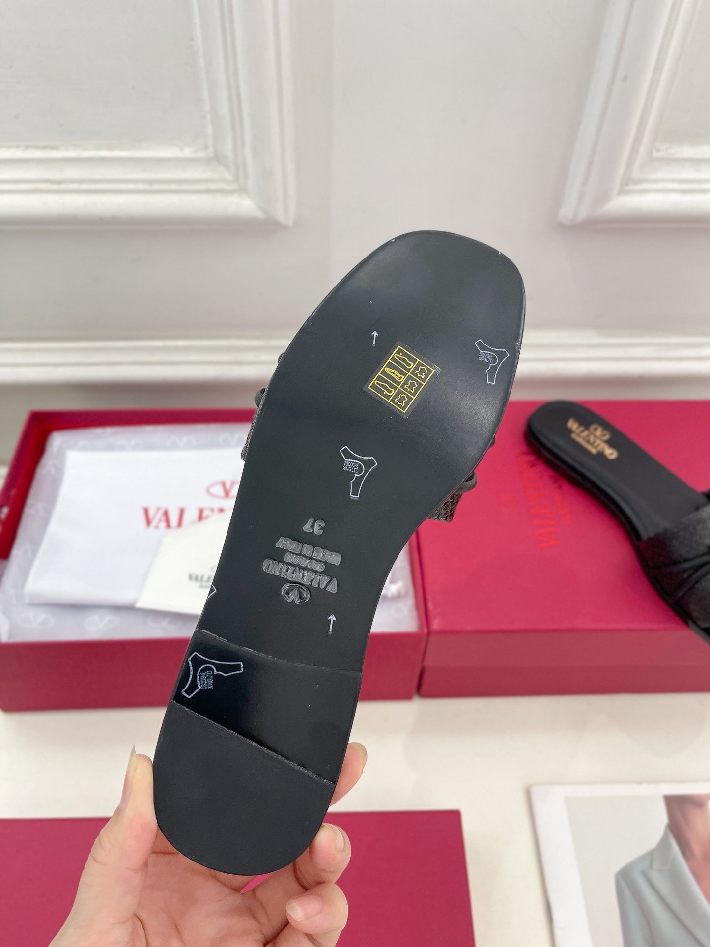 GARAVANI V LOGO SIGNATURE SLIDE IN BLACK RAFFIA AND CALFSKIN - 35
