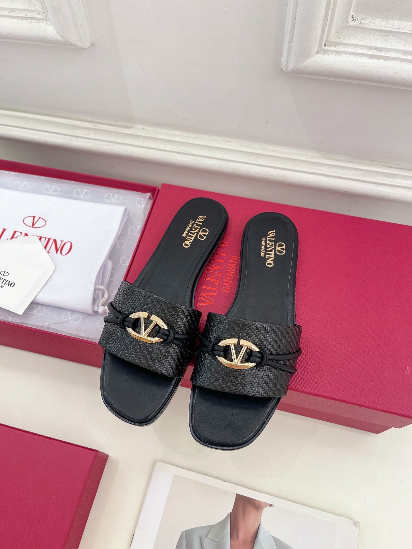 GARAVANI V LOGO SIGNATURE SLIDE IN BLACK RAFFIA AND CALFSKIN - 35