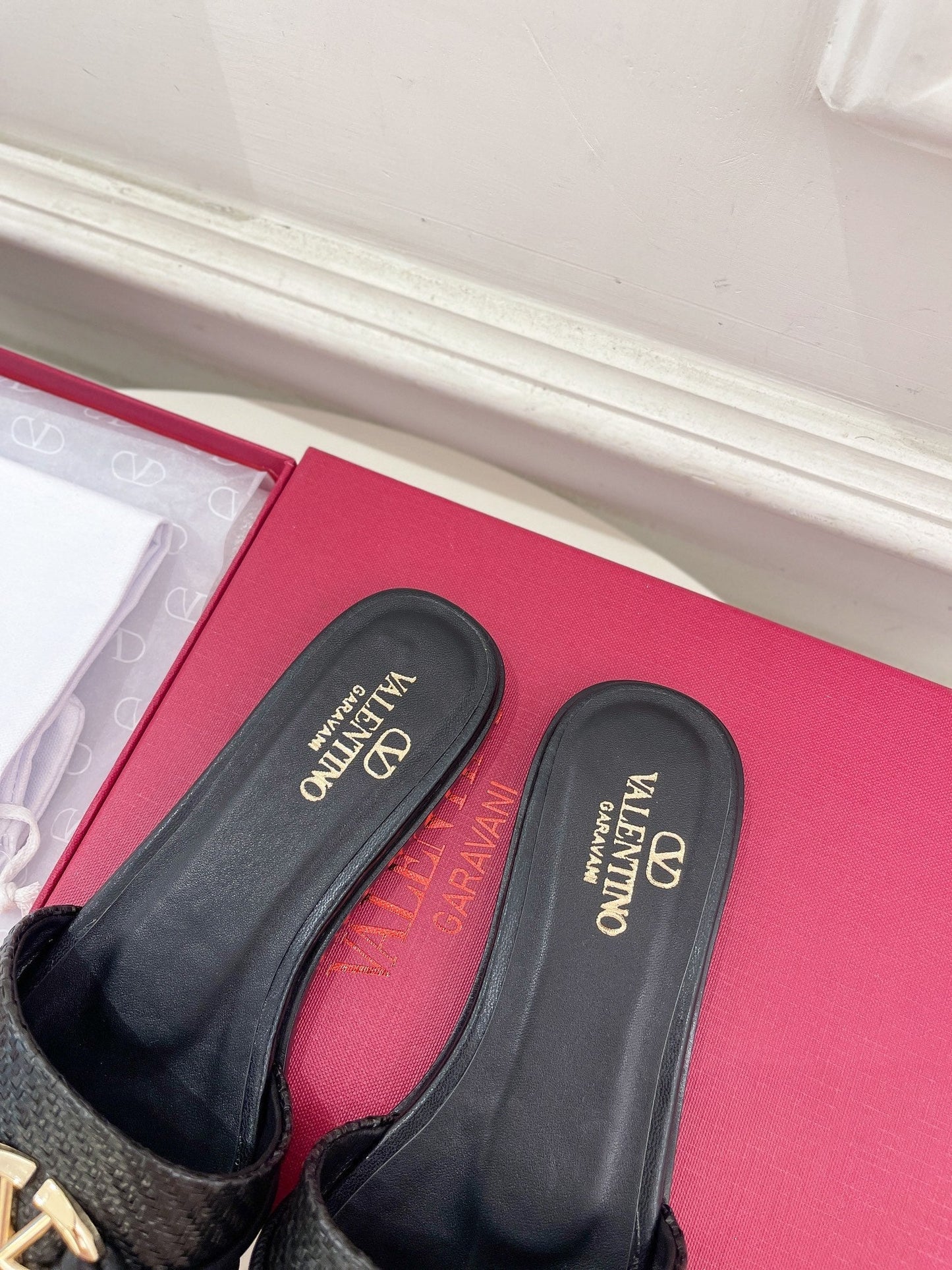 GARAVANI V LOGO SIGNATURE SLIDE IN BLACK RAFFIA AND CALFSKIN - 35