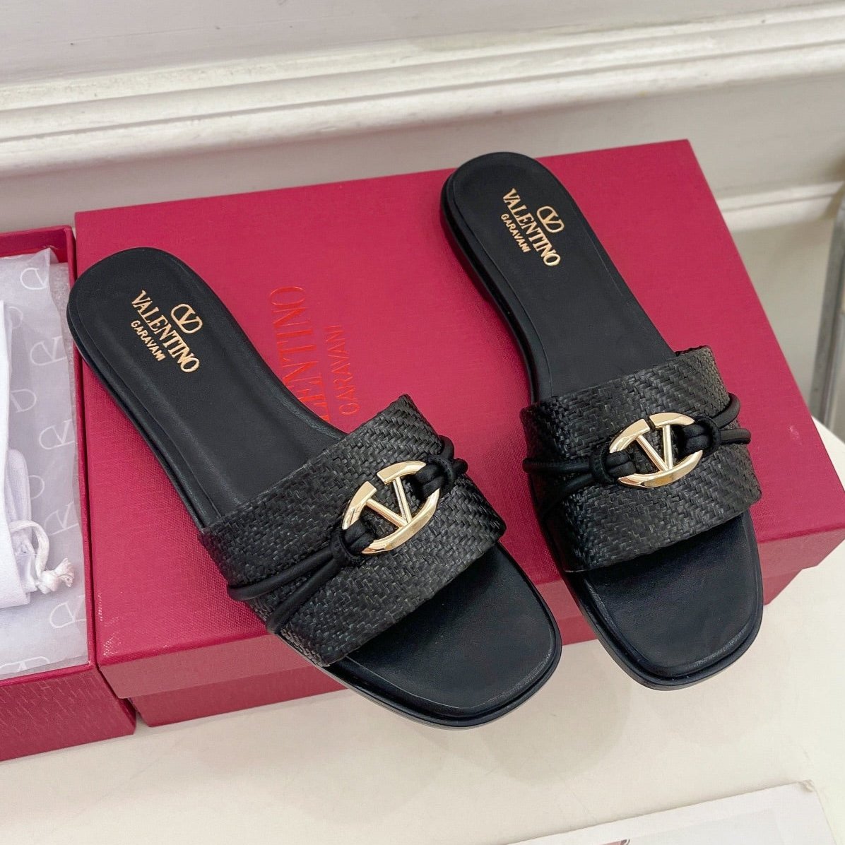 GARAVANI V LOGO SIGNATURE SLIDE IN BLACK RAFFIA AND CALFSKIN - 35
