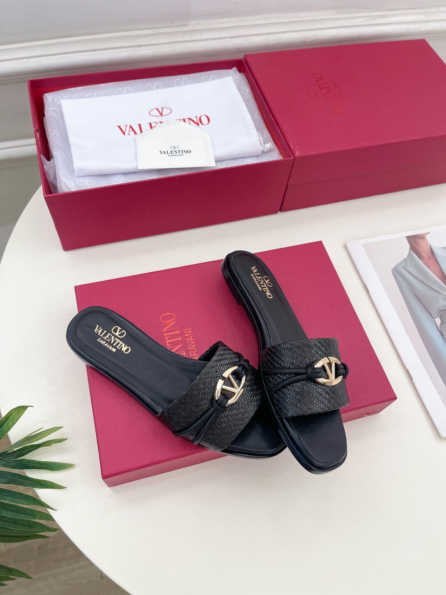 GARAVANI V LOGO SIGNATURE SLIDE IN BLACK RAFFIA AND CALFSKIN - 35