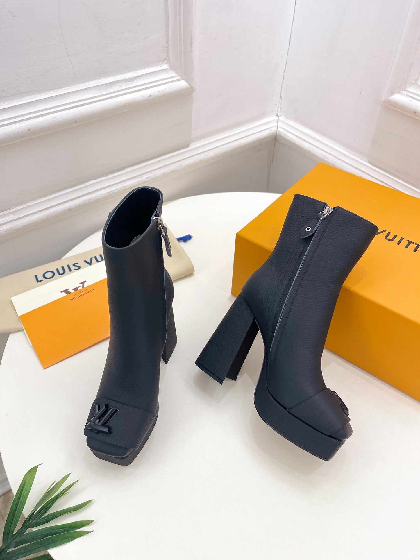 ANKLE BOOTS BLOCK HEEL 9 CM IN BLACK PEPPLE CALFSKIN - 35