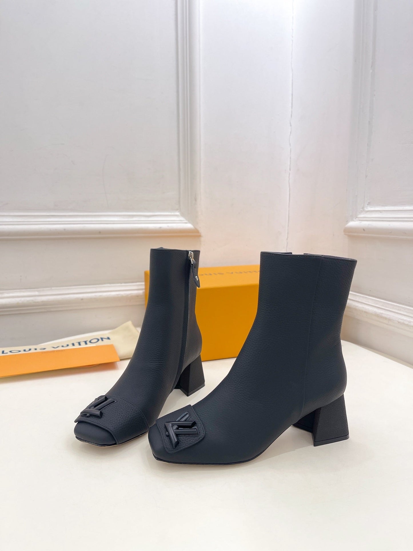 ANKLE BOOTS BLOCK HEEL 5.5 CM IN BLACK PEPPLE CALFSKIN - 35